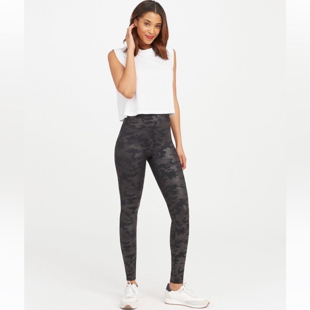SPANX Faux Leather Camo Leggings NWT X-Small Petite